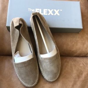 The FLEXX Suede flats